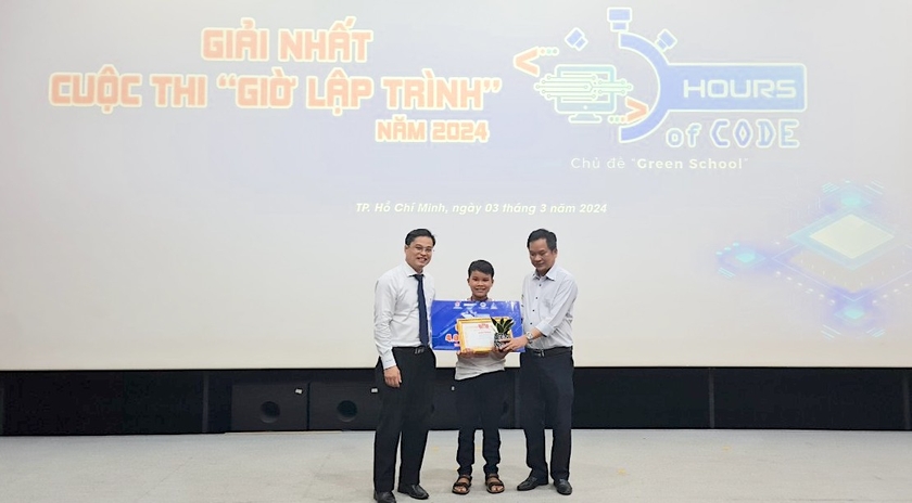 Ban Tổ chức trao giải nhất bảng A phần thi kiến thức lập trình cho em Võ Đặng Ngọc Lâm-lớp 5/3, Trường Tiểu học Lê Quý Đôn (phường Ia Kring, TP. Pleiku, tỉnh Gia Lai). Ảnh: Đồng Ánh Dương