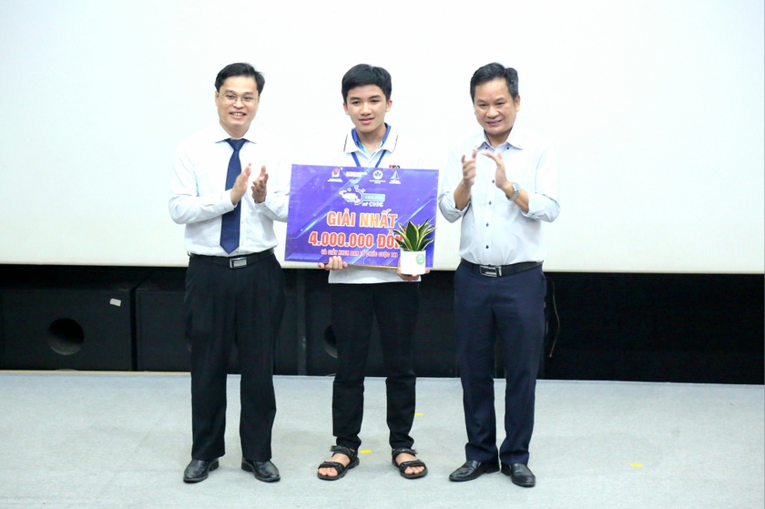 Em Võ Đăng Tuệ-lớp 10A7, Trường THPT Chi Lăng (TP. Pleiku, tỉnh Gia Lai) xuất sắc giành được 2 giải nhất tại cuộc thi Giờ lập trình-Hour of code 2024. Ảnh: ĐVCC