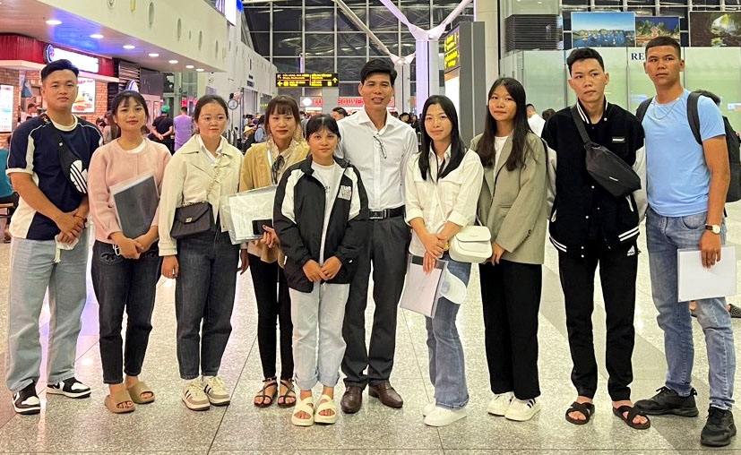 Ông Nguyễn Văn Đức (thứ 5 từ phải sang)-Giám đốc Công ty cổ phần Nhân lực Việt Trí MD chụp ảnh cùng du học sinh Gia Lai năm 2023 (ảnh đơn vị cung cấp). Ông Nguyễn Văn Đức (thứ 5 từ phải sang)-Giám đốc Công ty cổ phần Nhân lực Việt Trí MD chụp ảnh cùng du học sinh Gia Lai năm 2023 (ảnh đơn vị cung cấp).