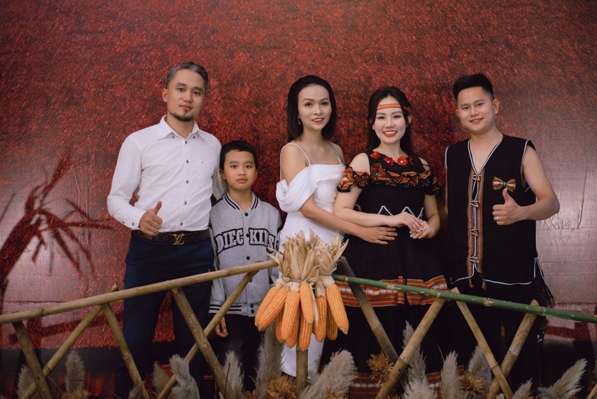 Vợ chồng anh chị Nguyễn Tồn-Thanh Trà cùng các khách mời tại buổi tiệc. Ảnh: NVCC