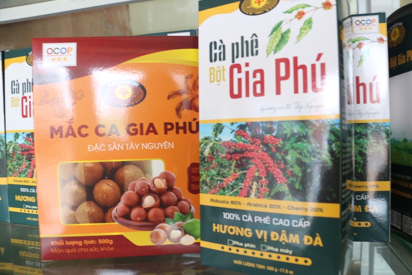 Bộ sản phẩm cà phê bột Gia Phú và mắc ca Gia Phú đạt OCOP 3 sao cấp tỉnh. Ảnh: N.S