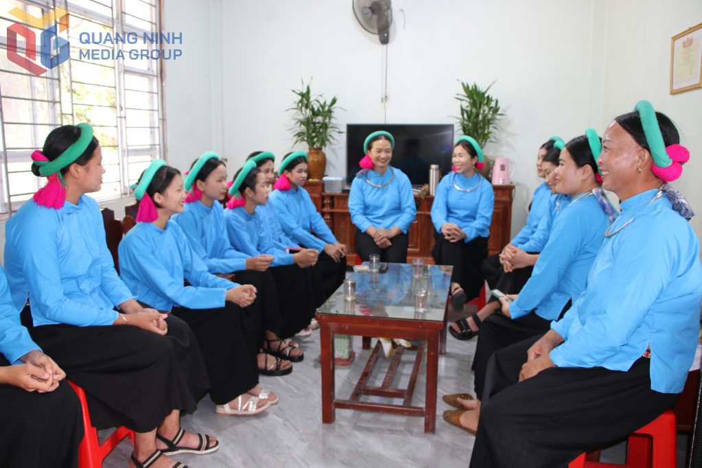 Một buổi sinh hoạt của câu lạc bộ hát Soóng Cọ xã Đại Dực (Tiên Yên). Một buổi sinh hoạt của câu lạc bộ hát Soóng Cọ xã Đại Dực (Tiên Yên).