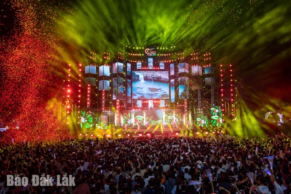 Đắk Lắk: Lễ hội Ánh sáng “Thế giới cà phê – Bừng sáng Ban Mê” Đắk Lắk: Lễ hội Ánh sáng “Thế giới cà phê – Bừng sáng Ban Mê”