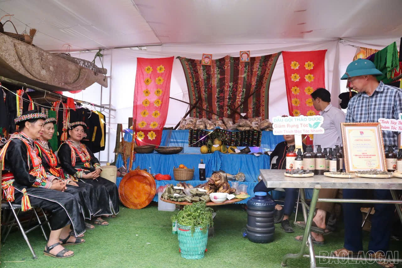 Lào Cai: Nhiều hoạt động ấn tượng và ý nghĩa tại Lễ hội đền Đại Cại Lào Cai: Nhiều hoạt động ấn tượng và ý nghĩa tại Lễ hội đền Đại Cại