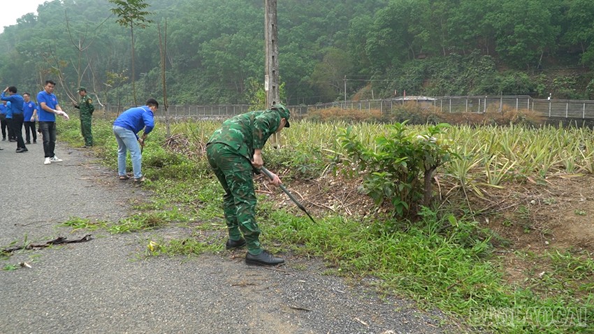 Lào Cai: “Hành trình địa chỉ đỏ” giáo dục truyền thống tại khu vực cột mốc 106