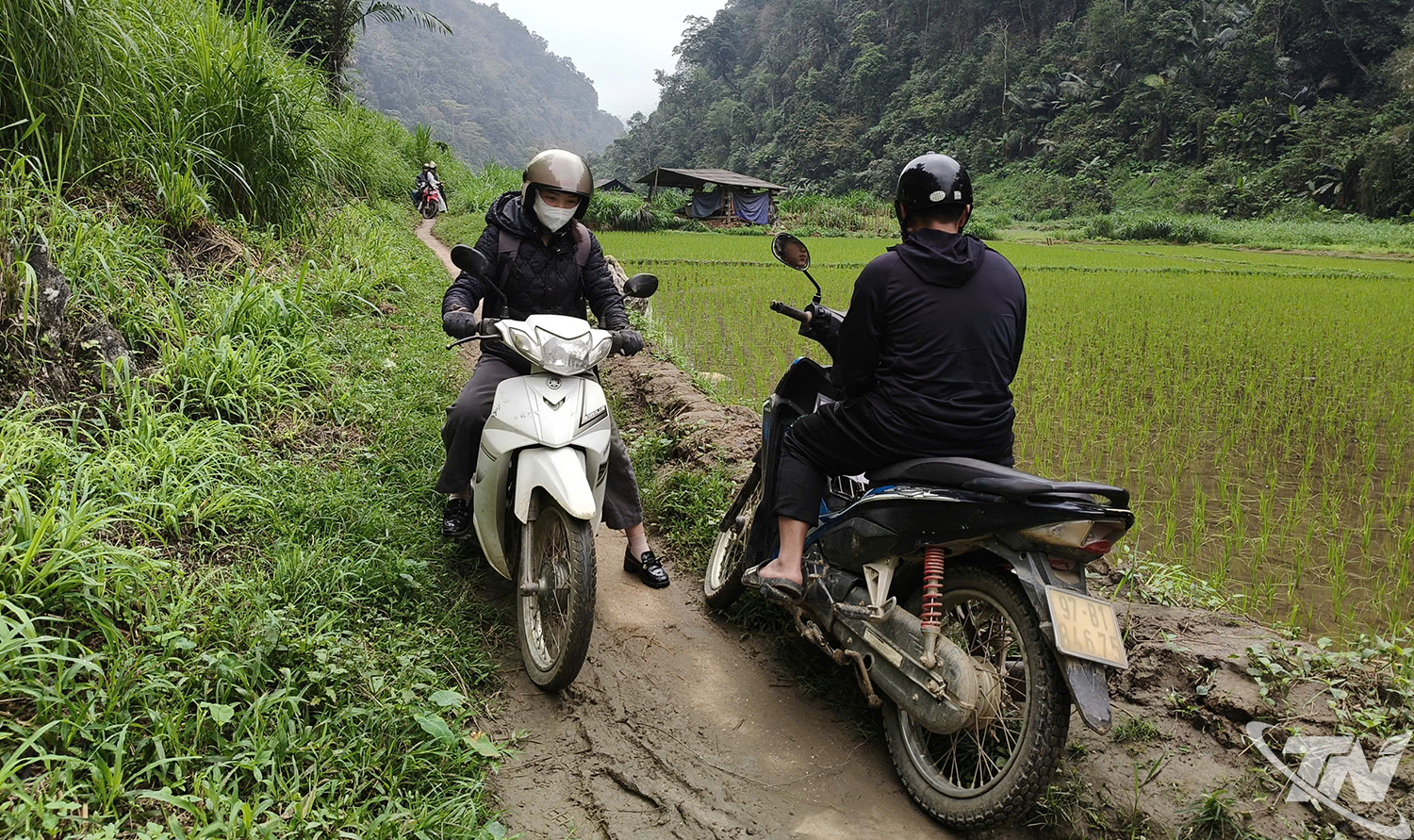 Thái Nguyên: Gian nan đường đến với con chữ Thái Nguyên: Gian nan đường đến với con chữ