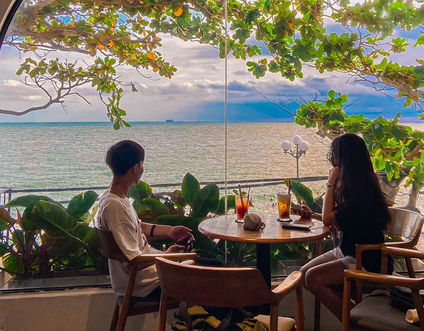 "Chill" với cà phê ngắm biển "Chill" với cà phê ngắm biển