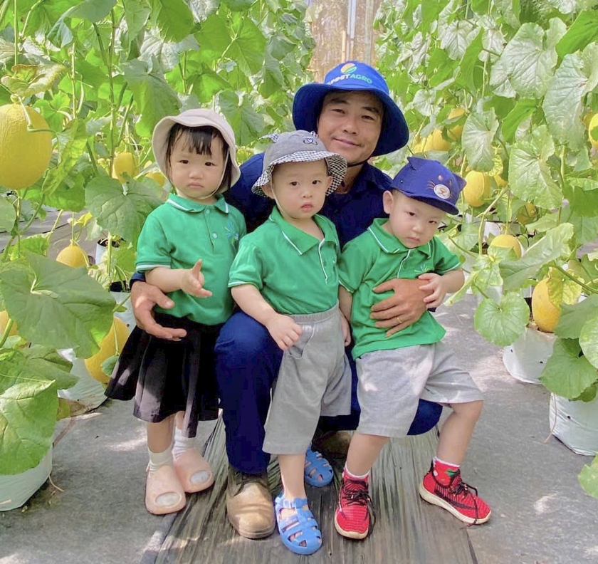 Một số trường học đưa các bé đến tham quan, trải nghiệm tại vườn dưa. Ảnh: Sami Farm Gia Lai