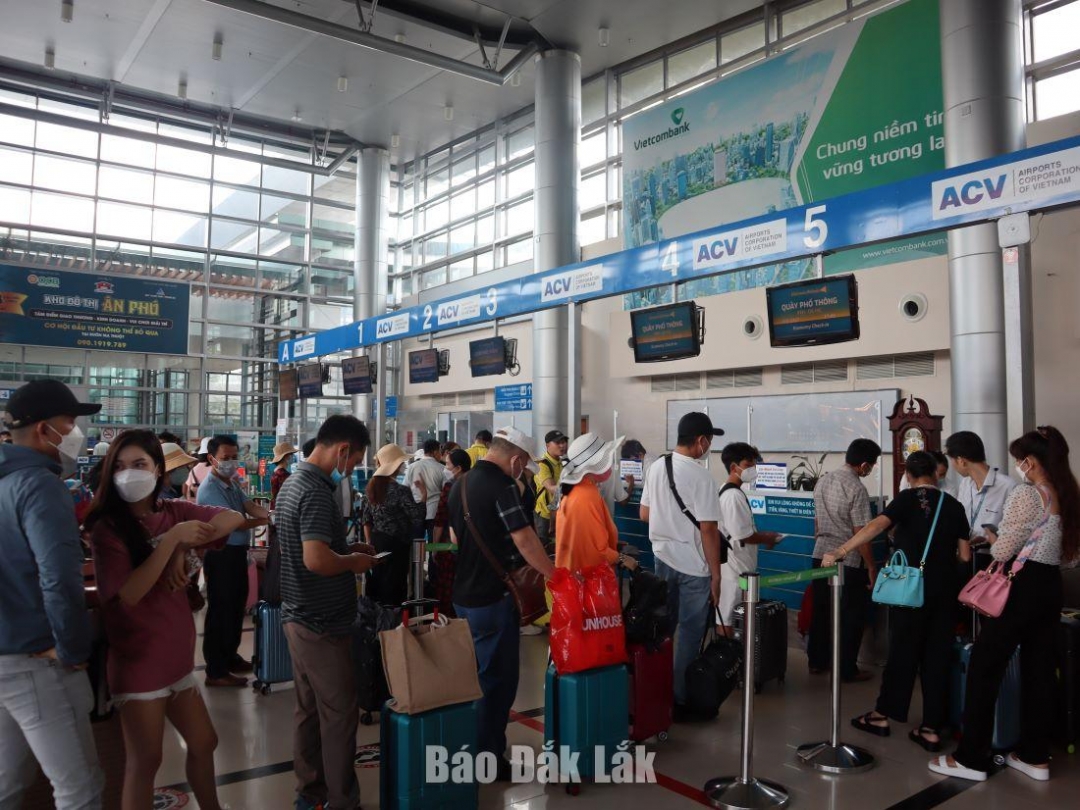 Hành khách làm thủ tục tại Nhà ga Cảng hàng không Buôn Ma Thuột.