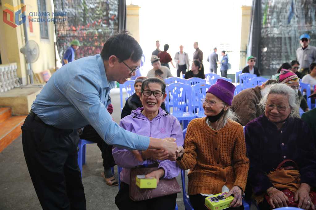 Yêu thương lan tỏa, thắp sáng niềm tin Yêu thương lan tỏa, thắp sáng niềm tin