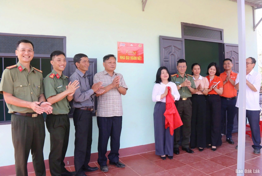 Đắk Lắk: Bàn giao nhà Đại đoàn kết cho hộ nghèo huyện Krông Bông Đắk Lắk: Bàn giao nhà Đại đoàn kết cho hộ nghèo huyện Krông Bông