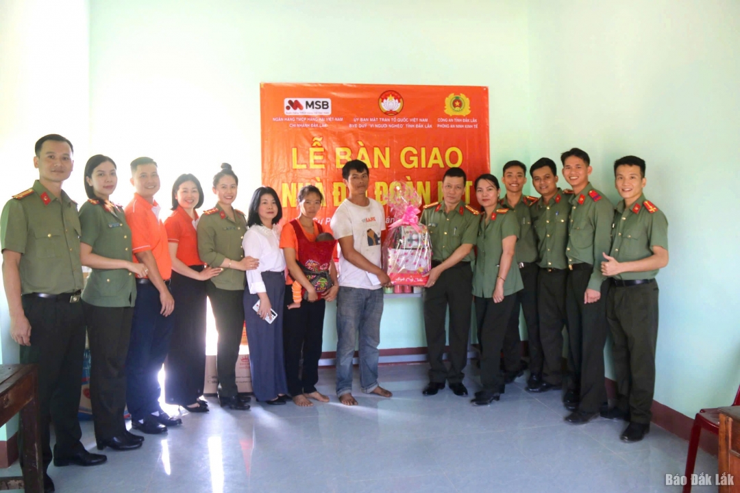 Đắk Lắk: Bàn giao nhà Đại đoàn kết cho hộ nghèo huyện Krông Bông Đắk Lắk: Bàn giao nhà Đại đoàn kết cho hộ nghèo huyện Krông Bông