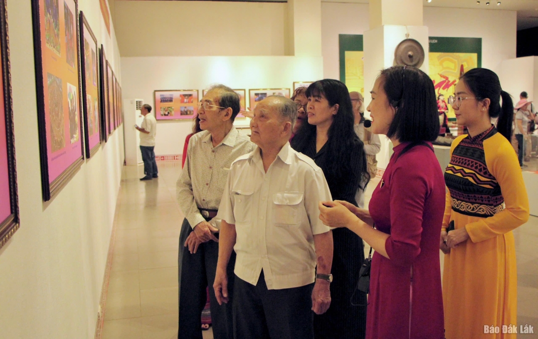 Đắk Lắk: Trưng bày chuyên đề “Sắc màu Văn hóa Đắk Lắk” Đắk Lắk: Trưng bày chuyên đề “Sắc màu Văn hóa Đắk Lắk”