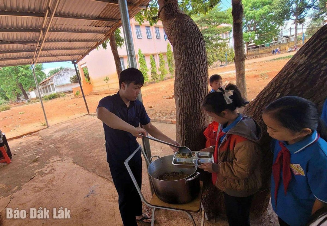 Đắk Lắk: Thầy giáo trẻ hết lòng vì học trò nghèo Đắk Lắk: Thầy giáo trẻ hết lòng vì học trò nghèo