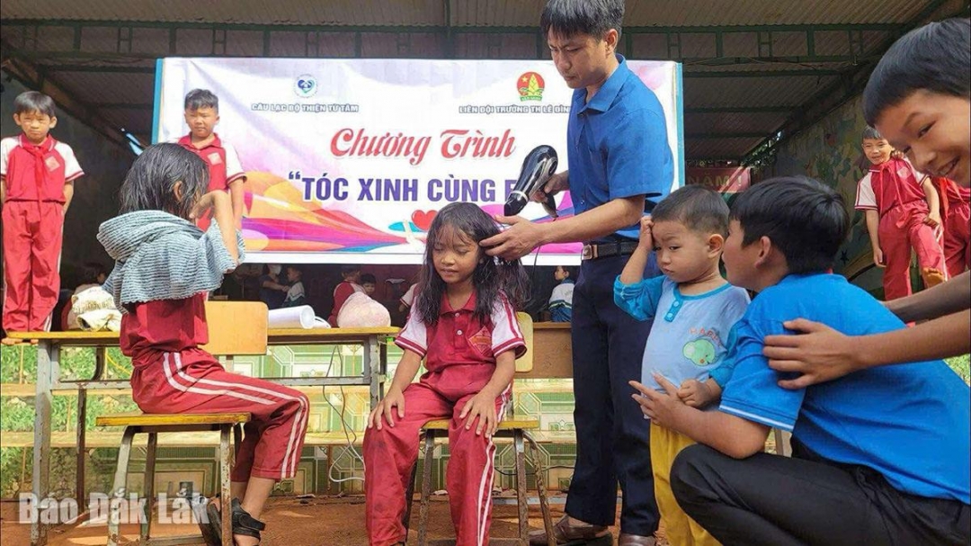 Đắk Lắk: Thầy giáo trẻ hết lòng vì học trò nghèo Đắk Lắk: Thầy giáo trẻ hết lòng vì học trò nghèo