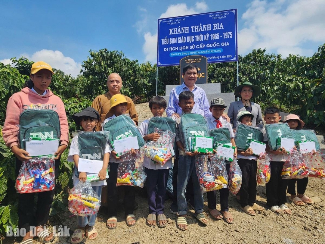 Đắk Lắk: Khánh thành Bia Di tích lịch sử quốc gia "Tiểu ban Giáo dục thời kỳ 1965 - 1975" Đắk Lắk: Khánh thành Bia Di tích lịch sử quốc gia "Tiểu ban Giáo dục thời kỳ 1965 - 1975"