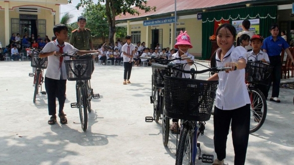 Đắk Lắk: Nâng bước học trò nghèo đến trường