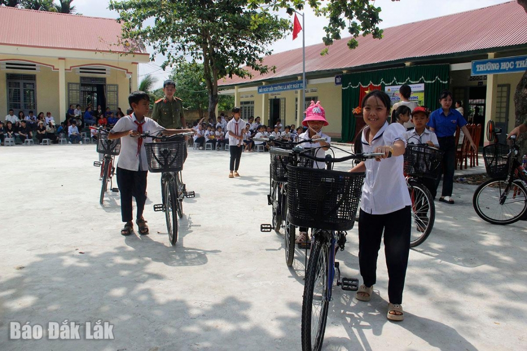 Đắk Lắk: Nâng bước học trò nghèo đến trường Đắk Lắk: Nâng bước học trò nghèo đến trường