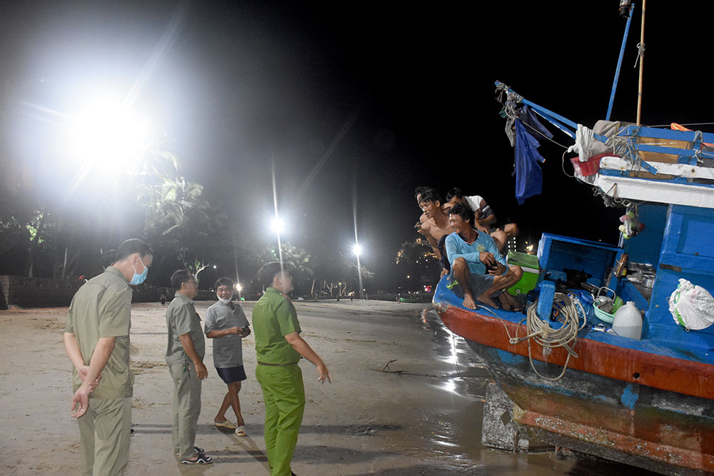 Bà Rịa-Vũng Tàu: Lực lượng chức năng nhắc nhở ngư dân ăn uống xả rác ra biển