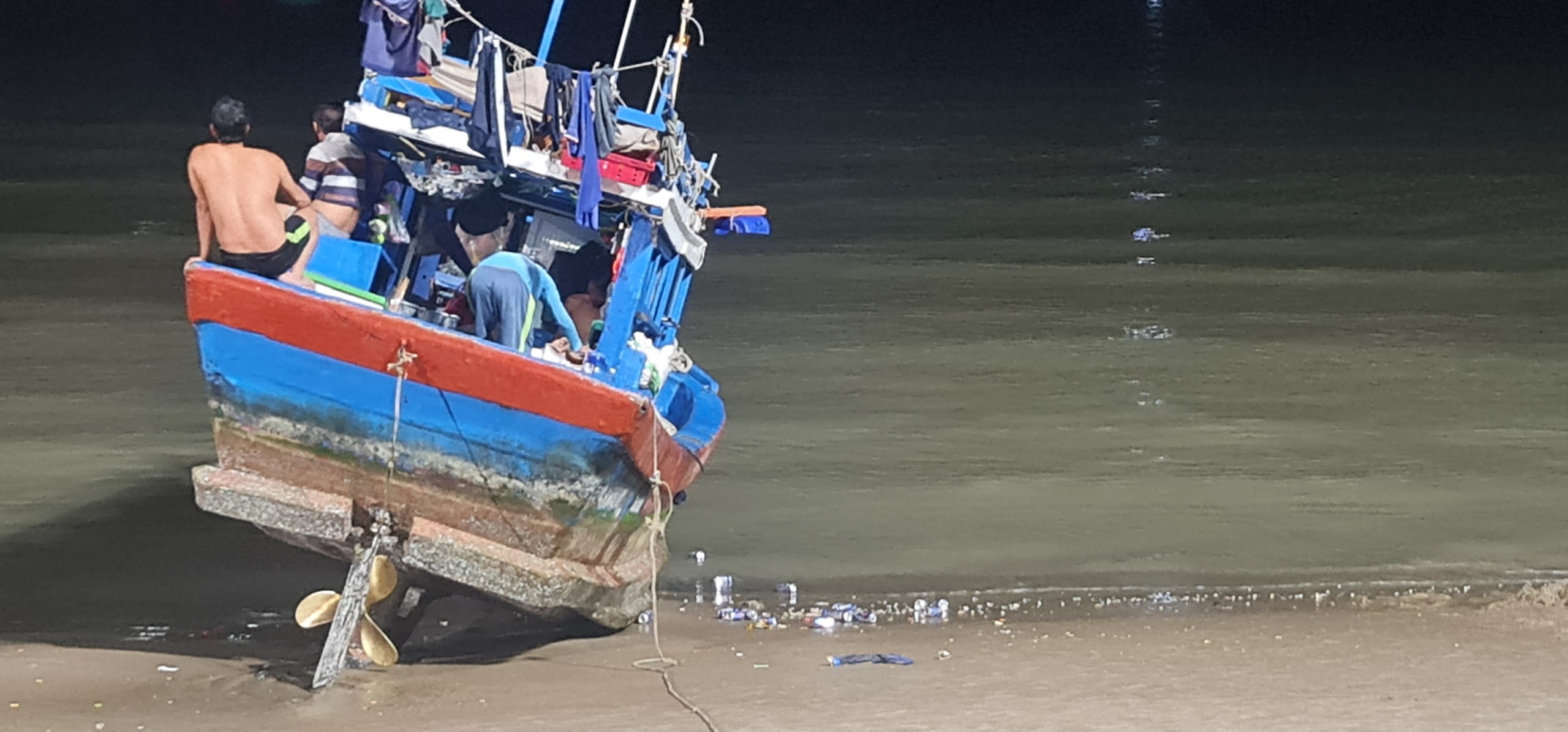 Bà Rịa-Vũng Tàu: Lực lượng chức năng nhắc nhở ngư dân ăn uống xả rác ra biển
