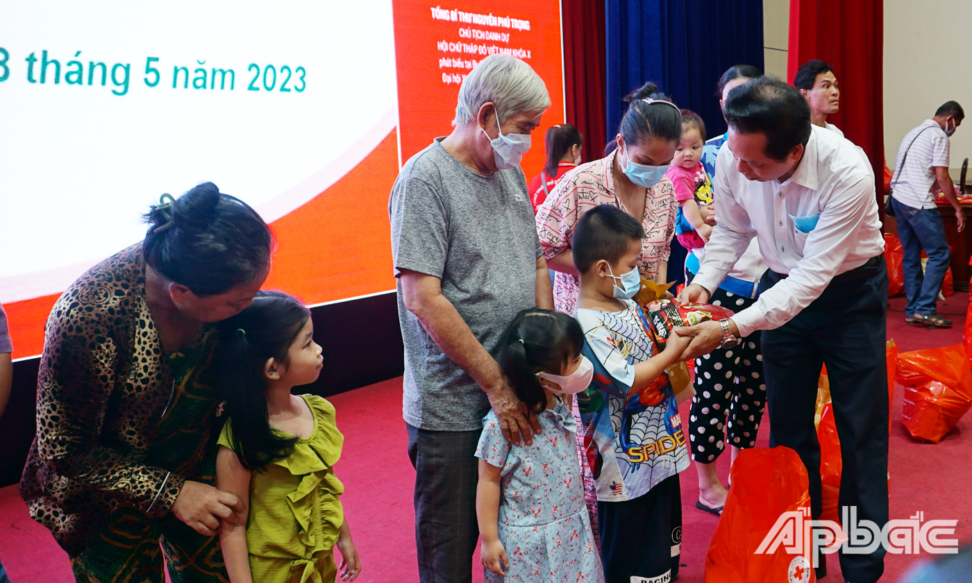 Tiền Giang: Phát động Tháng Nhân đạo năm 2023