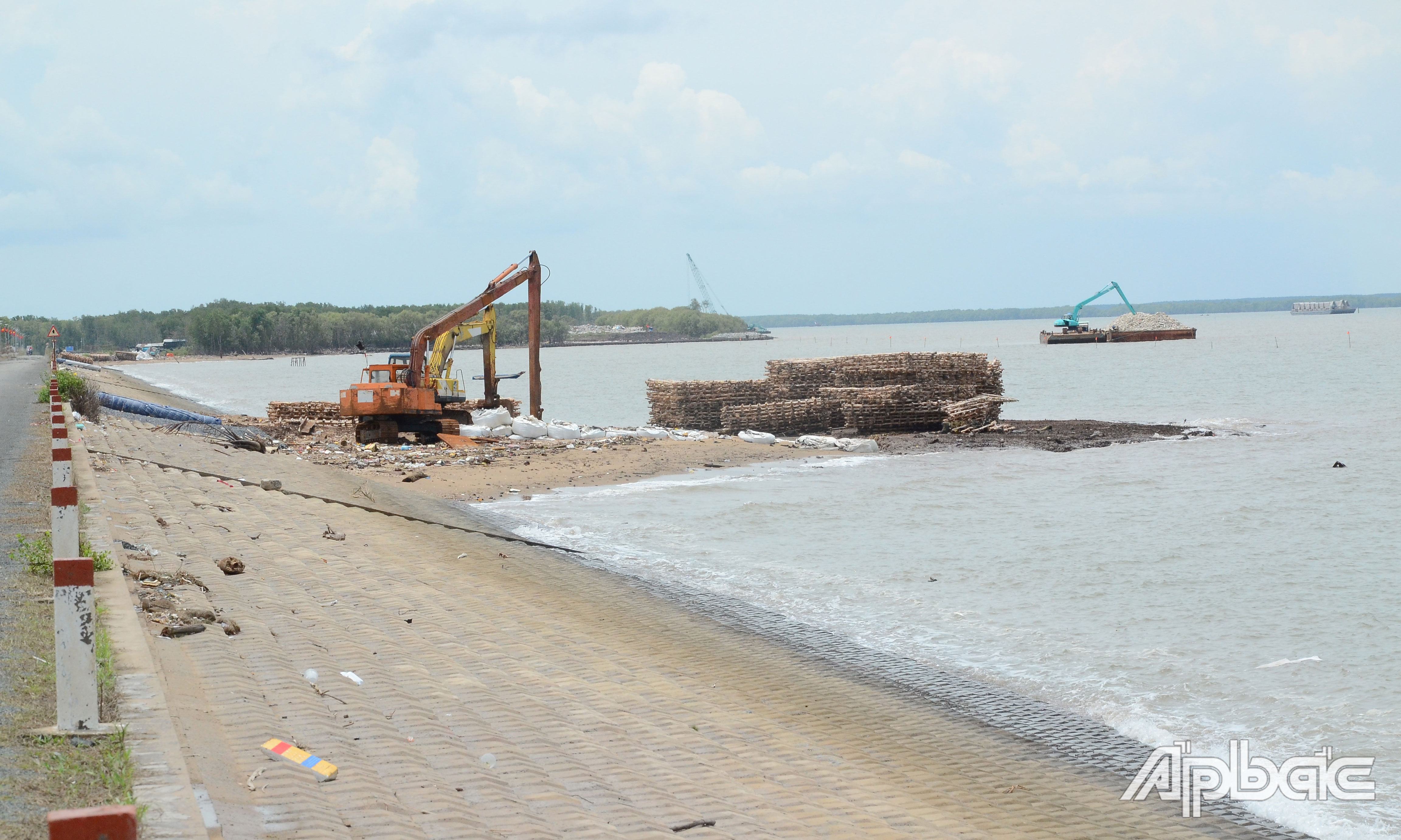 Tiền Giang: Thi công trở lại Dự án Nâng cấp đê biển Gò Công giai đoạn 2 Tiền Giang: Thi công trở lại Dự án Nâng cấp đê biển Gò Công giai đoạn 2