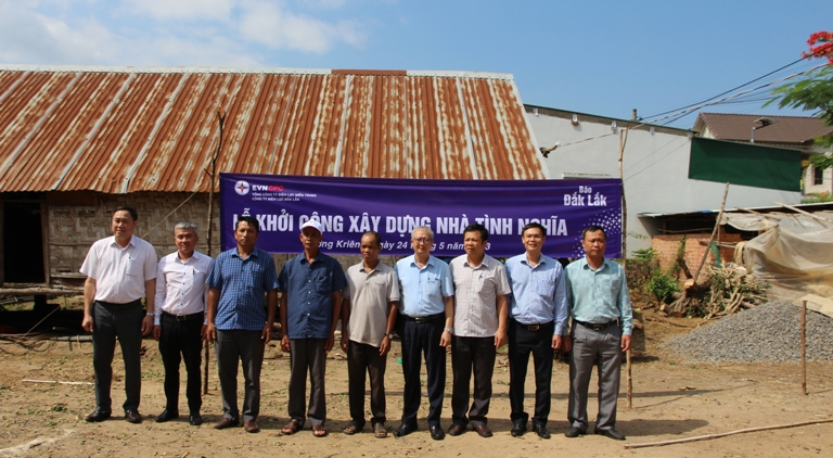 Đắk Lắk: Khởi công xây dựng Nhà tình nghĩa tại huyện Lắk Đại diện các đơn vị, chính quyền địa phương chụp ảnh lưu niệm cùng gia đình ông Y Dăm Cil.