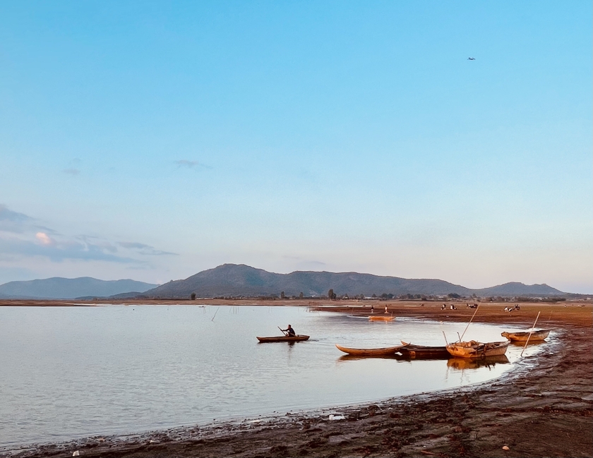 Thả diều ngắm cảnh thiên nhiên tươi đẹp trên bãi bồi Tiên Sơn ảnh 1