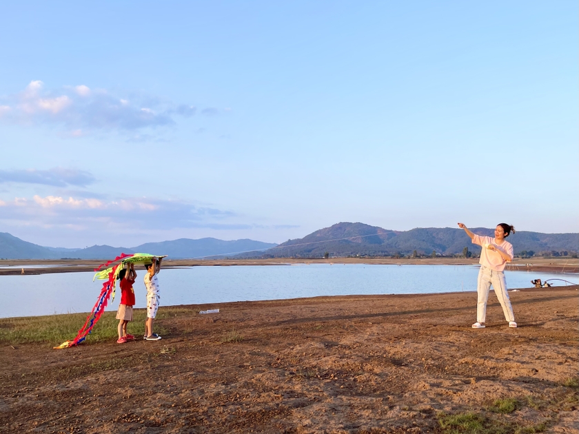 Thả diều ngắm cảnh thiên nhiên tươi đẹp trên bãi bồi Tiên Sơn ảnh 3