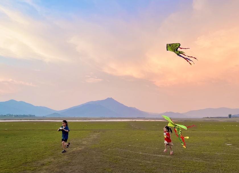 Thả diều ngắm cảnh thiên nhiên tươi đẹp trên bãi bồi Tiên Sơn ảnh 5