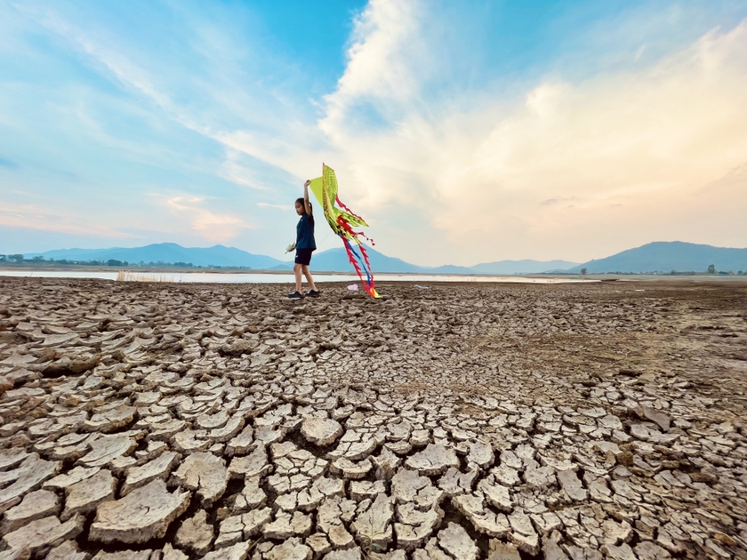 Thả diều ngắm cảnh thiên nhiên tươi đẹp trên bãi bồi Tiên Sơn ảnh 6