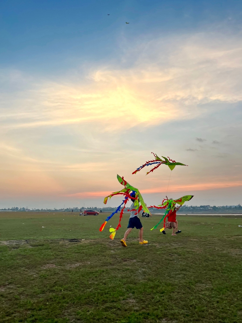 Thả diều ngắm cảnh thiên nhiên tươi đẹp trên bãi bồi Tiên Sơn ảnh 2