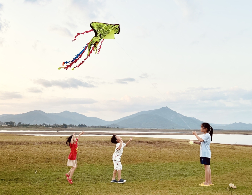 Thả diều ngắm cảnh thiên nhiên tươi đẹp trên bãi bồi Tiên Sơn ảnh 4