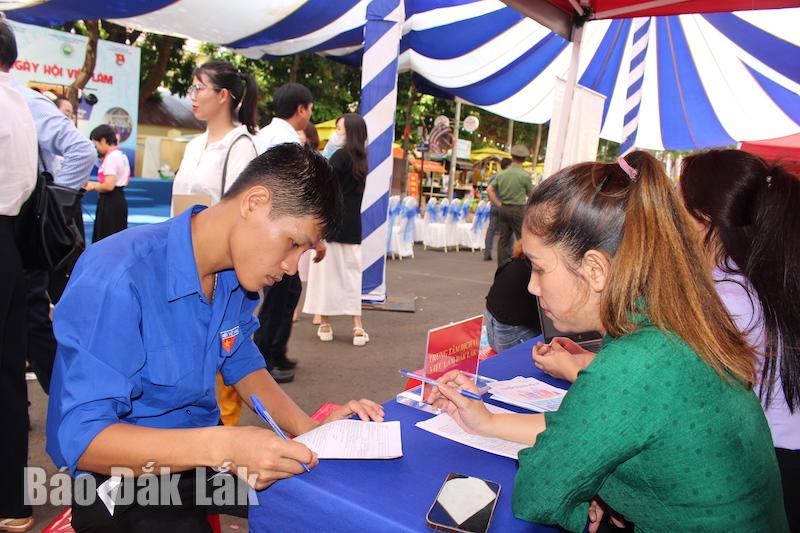 Đoàn viên, thanh niên đăng ký thông tin nhu cầu tìm kiếm việc làm. 