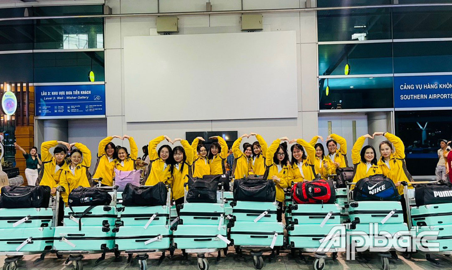 NLĐ chuẩn bị xuất cảnh đi làm việc ở nước ngoài.