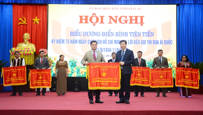 Gia Lai: Tôn vinh “những ngọn đèn, những ngôi sao sáng” Tôn vinh “những ngọn đèn, những ngôi sao sáng” ảnh 2