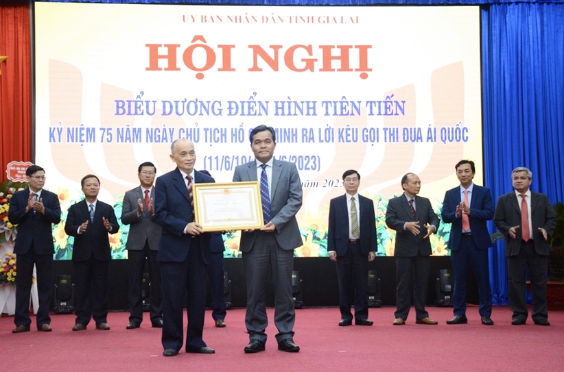 Gia Lai: Tôn vinh “những ngọn đèn, những ngôi sao sáng” Tôn vinh “những ngọn đèn, những ngôi sao sáng” ảnh 1