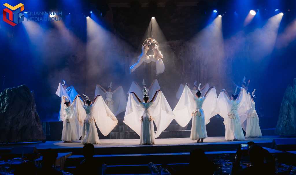 Qua những phân cảnh được dàn dựng công phu, show diễn thực cảnh Quảng Ninh: Hút khách từ sản phẩm du lịch biển đảo mới