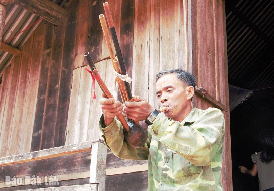 Đắk Lắk: Y Krang Tơr - người “thổi hồn” cho nhạc cụ M’nông Đắk Lắk: Y Krang Tơr - người “thổi hồn” cho nhạc cụ M’nông