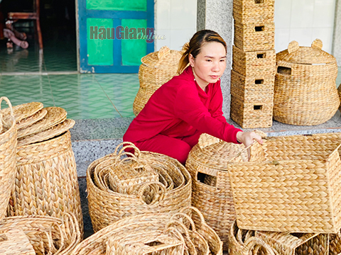 Hậu Giang: Nghề “cắt lá ra tiền”