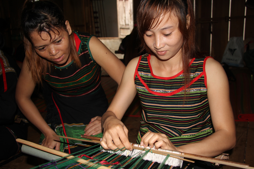 Tỷ lệ hộ nghèo trong đồng bào dân tộc thiểu số năm 2023 dự kiến giảm 3,5% so với cuối năm 2022. Trong ảnh: Phụ nữ Buôn Tơng Ju, xã Ea Kao, TP. Buôn Ma Thuột duy trì nghề dệt thổ cẩm truyền thống