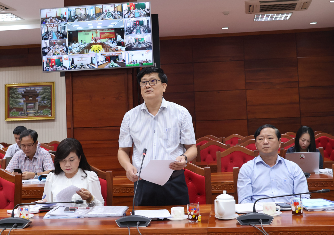 Đại diện Ban dân tộc tỉnh Đắk Lắk báo cáo về tình hình thực hiện Chương trình 1719