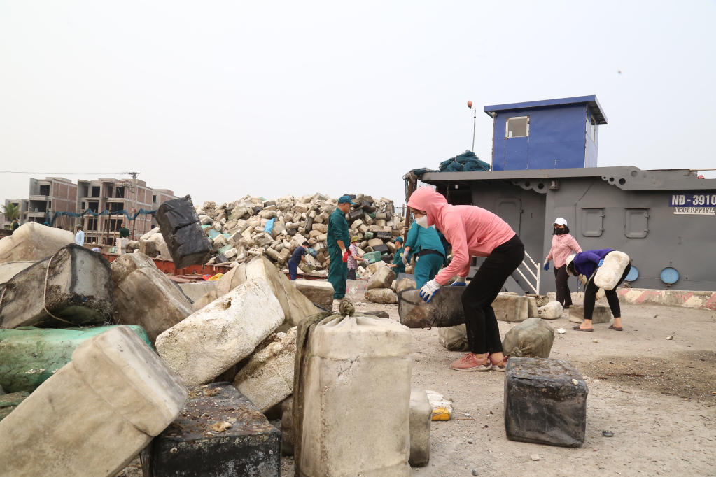 Quảng Ninh: Giữ màu xanh của biển Quảng Ninh: Giữ màu xanh của biển