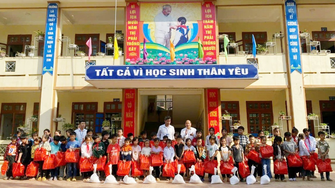 Lào Cai: Người thầy tận tụy, mẫu mực Lào Cai: Người thầy tận tụy, mẫu mực