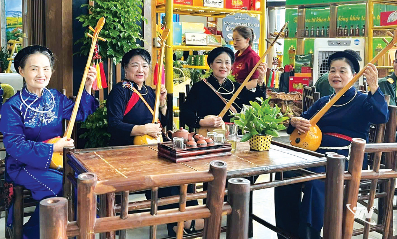 Thái Nguyên: Trao truyền di sản bằng công nghệ Nghệ nhân Hoàng Thị Hồng và tốp Then cổ biểu diễn tại nơi tổ chức sự kiện về văn hóa trà.