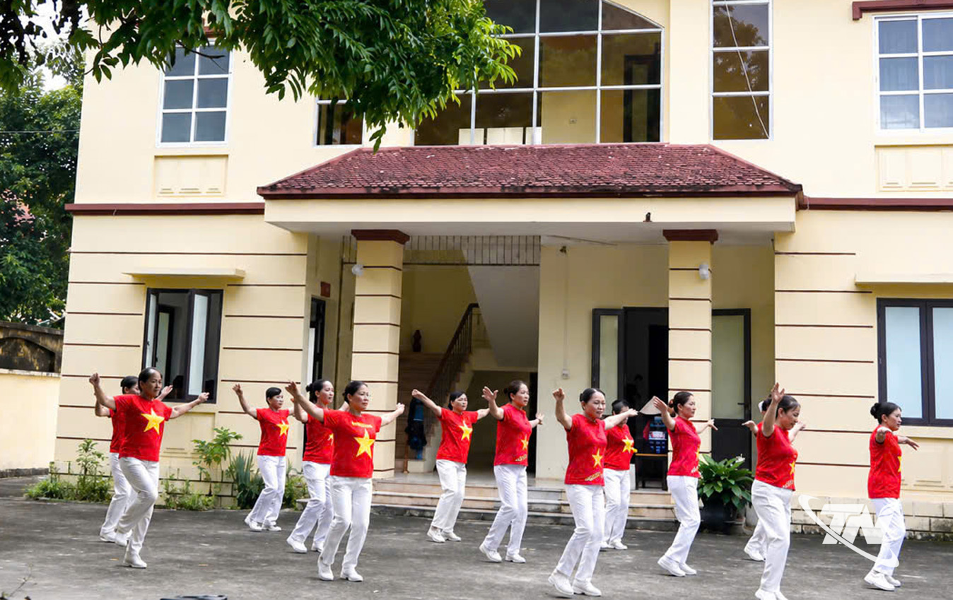 Các thành viên Câu lạc bộ Dân ca - Dân vũ xã Võ Nhai tập luyện.