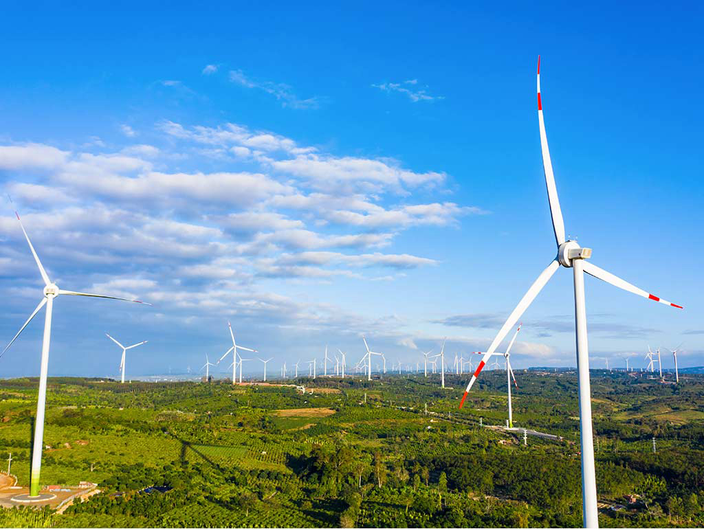 Tỉnh Đắk Lắk phấn đấu đến năm 2045 trở thành trung tâm năng lượng tái tạo vùng Tây Nguyên. Trong ảnh: Một góc dự án điện gió Ea Nam tại huyện Ea Hleo