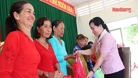 Hậu Giang: Phụ nữ xách giỏ đi chợ để bảo vệ môi trường