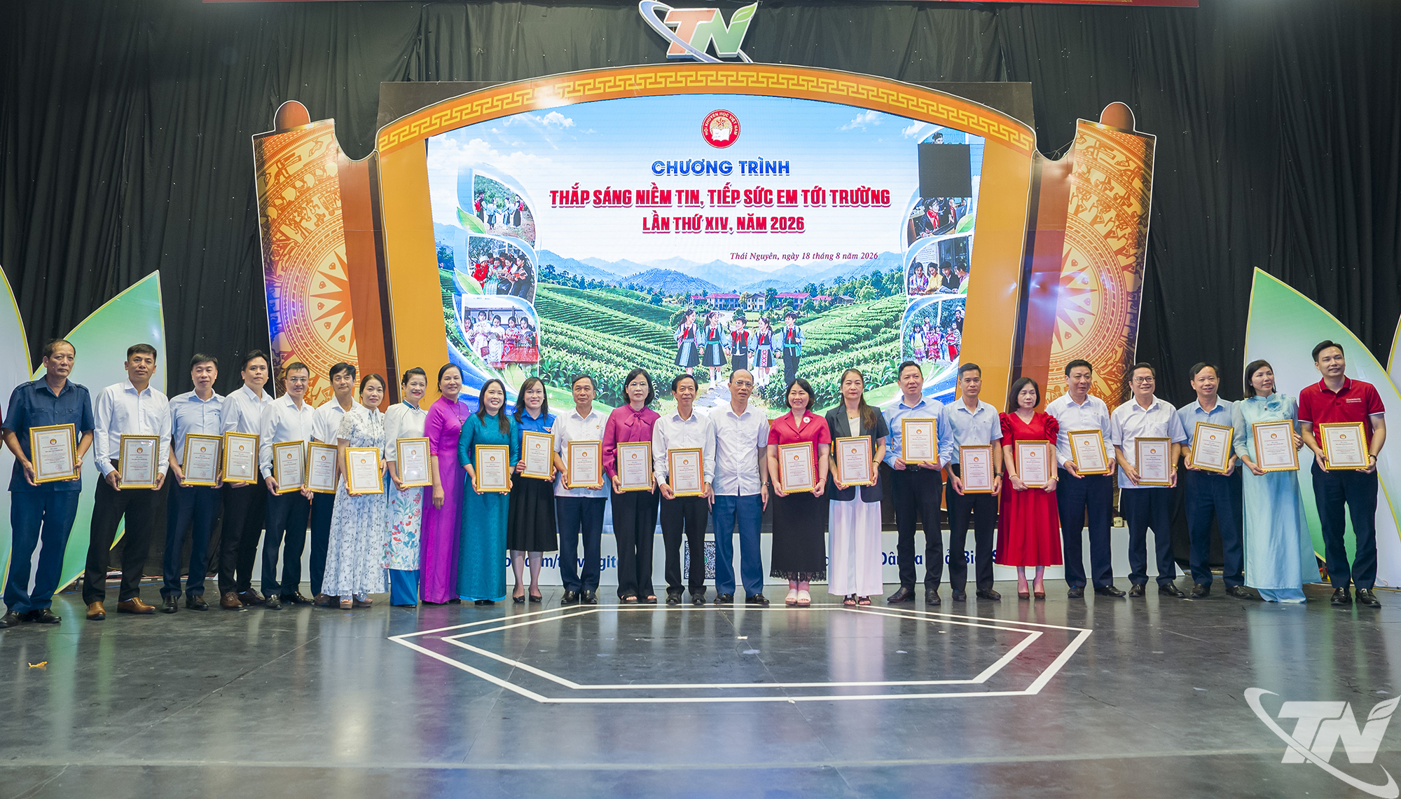 Hội Khuyến học trao vinh danh các đơn vị, cá nhân đồng hành với Chương trình.