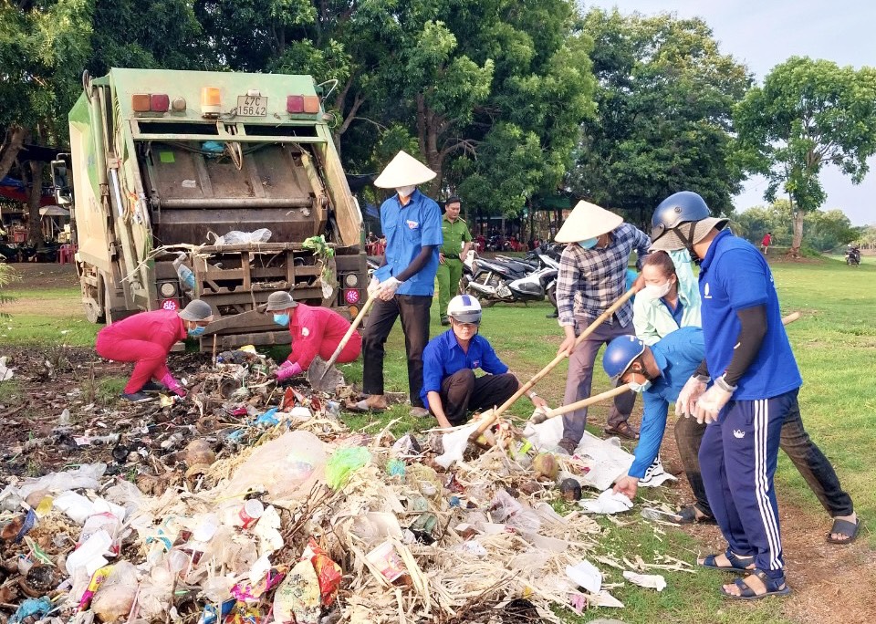 Đắk Lắk: Bảo vệ môi trường khi đến hồ Ea Kao: Chỉ cần bỏ rác đúng nơi quy định Đắk Lắk: Bảo vệ môi trường khi đến hồ Ea Kao: Chỉ cần bỏ rác đúng nơi quy định